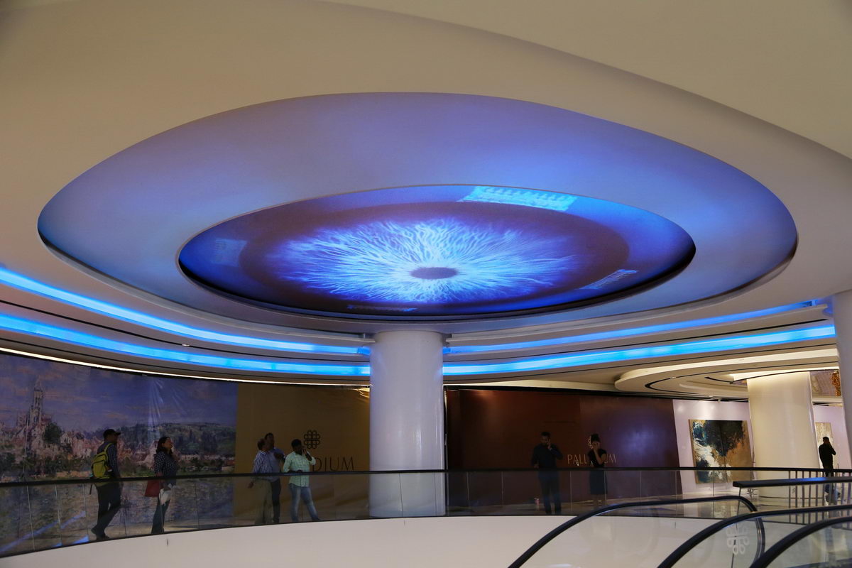 Chenn'eye . Palladium Mall . Chennai . Inde . 2018 . Shantidas Riedacker . video mapping intérieur centre commércial . Mall center Inde India Chennai Madras . 
agence Patrick Rimoux, Sculpteur Lumière